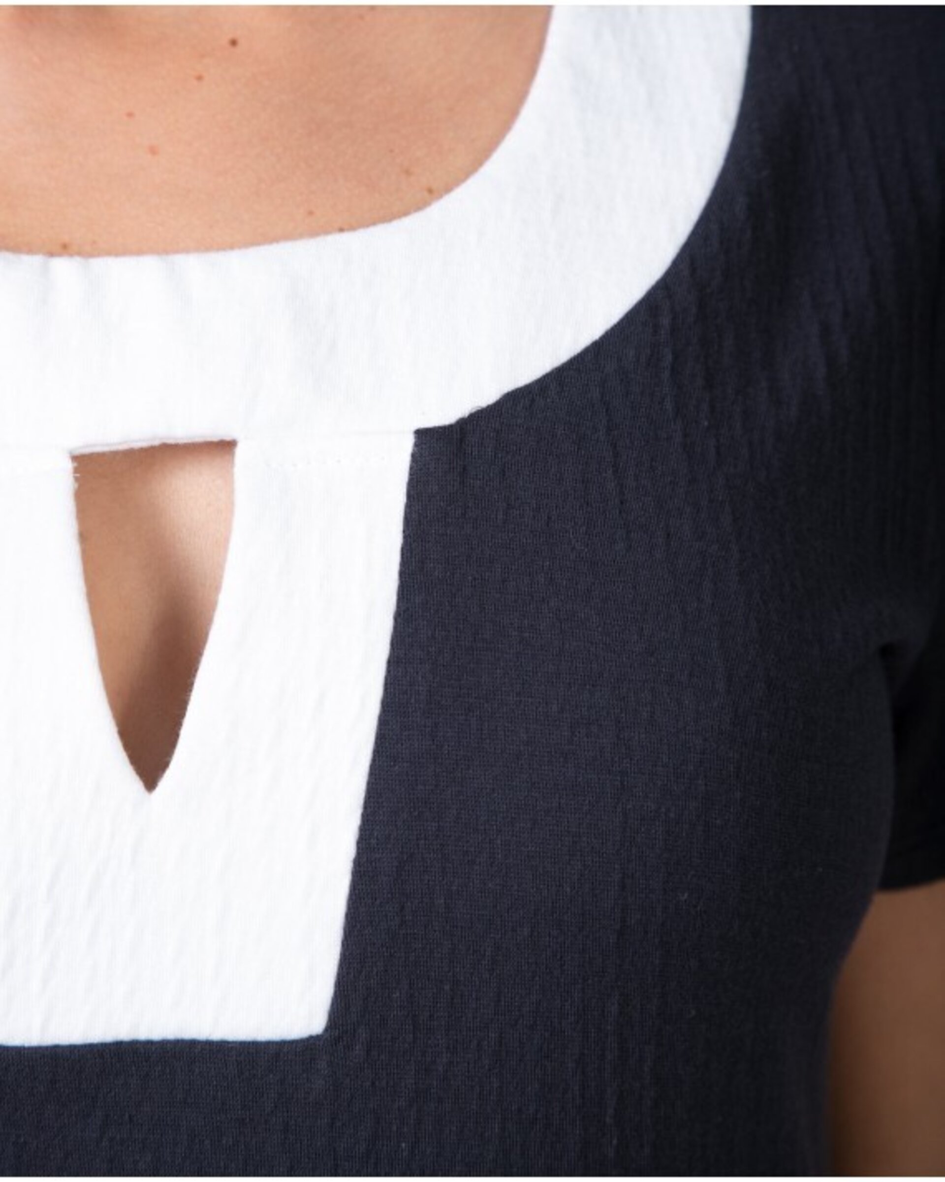 PLAYERA CORTA DE MUJER DE MANGA CORTA CON ABERTURA TRIANGULAR - 3