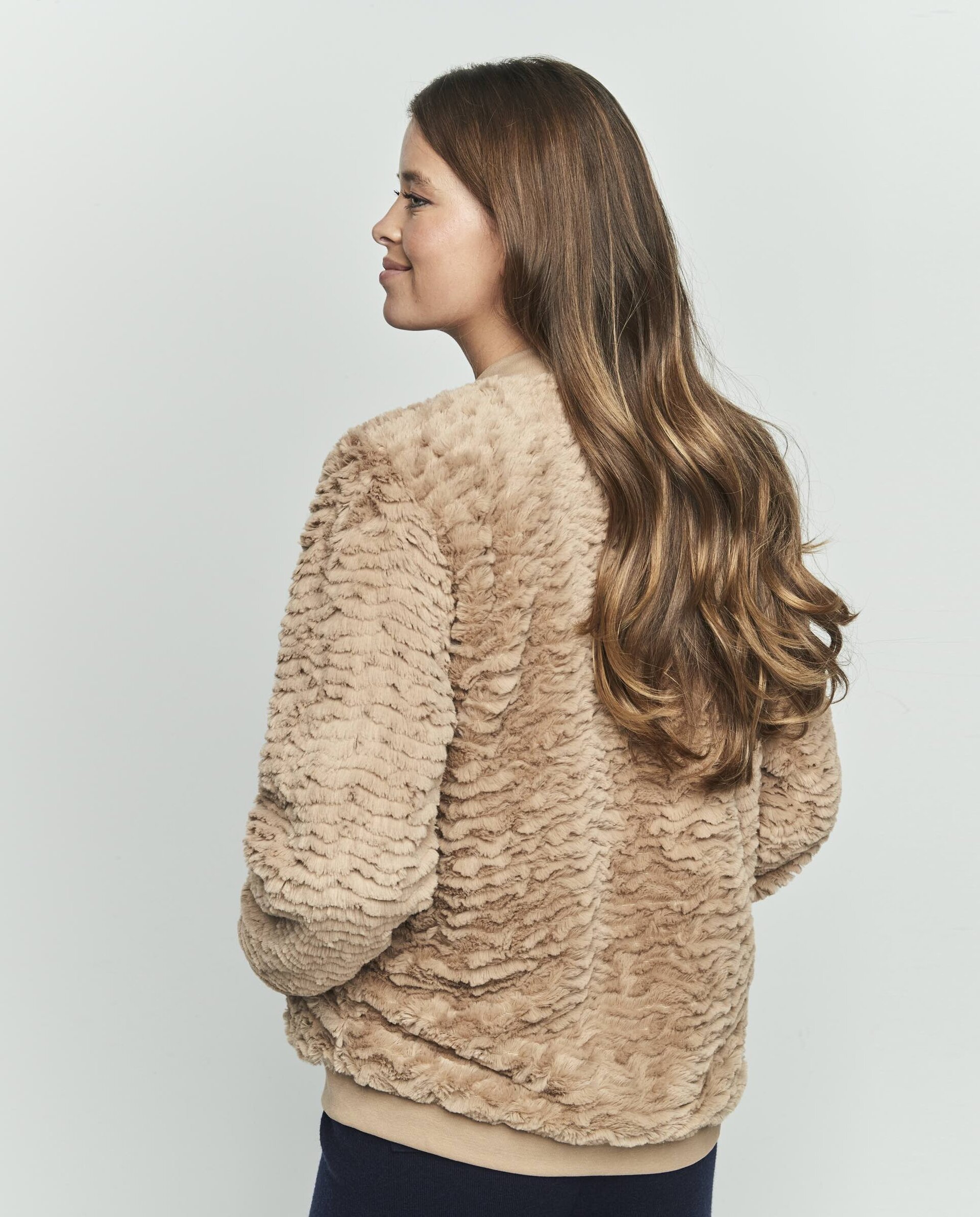 Bata corta con pelo camel - 2