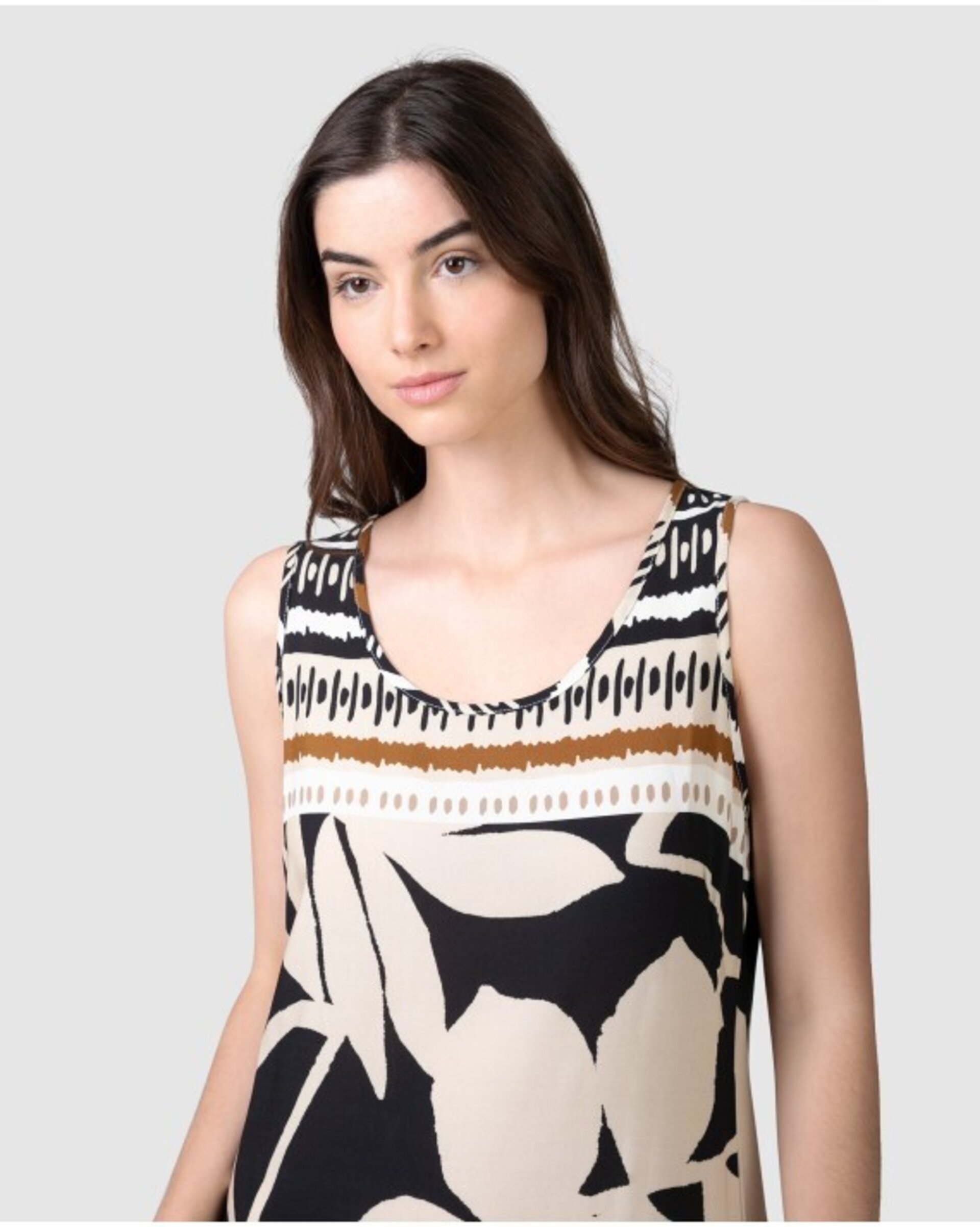 PLAYERA CORTA DE MUJER DE MANGA CORTA CON ABERTURA EN ESCOTE - 2