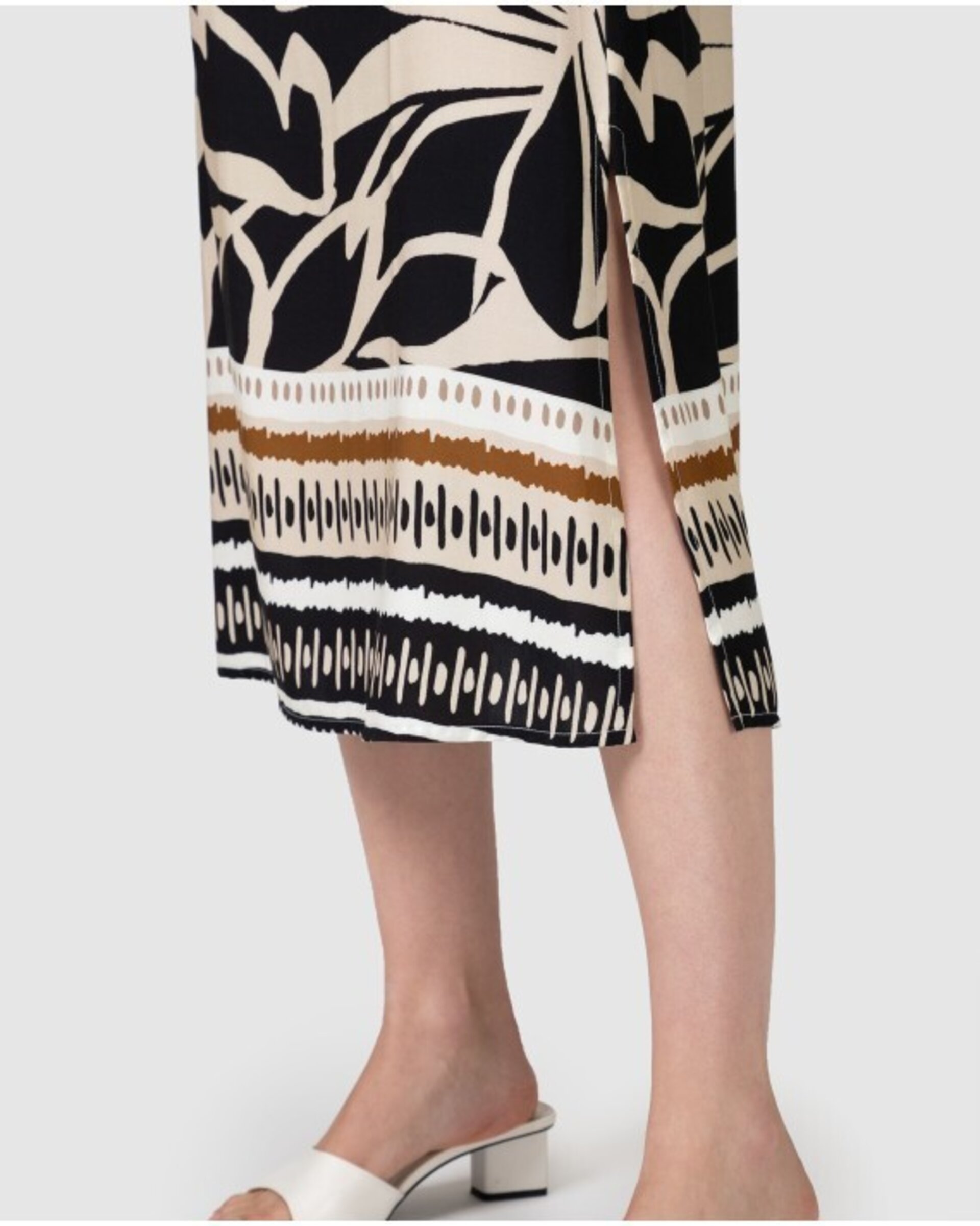 PLAYERA CORTA DE MUJER DE MANGA CORTA CON ABERTURA EN ESCOTE - 4