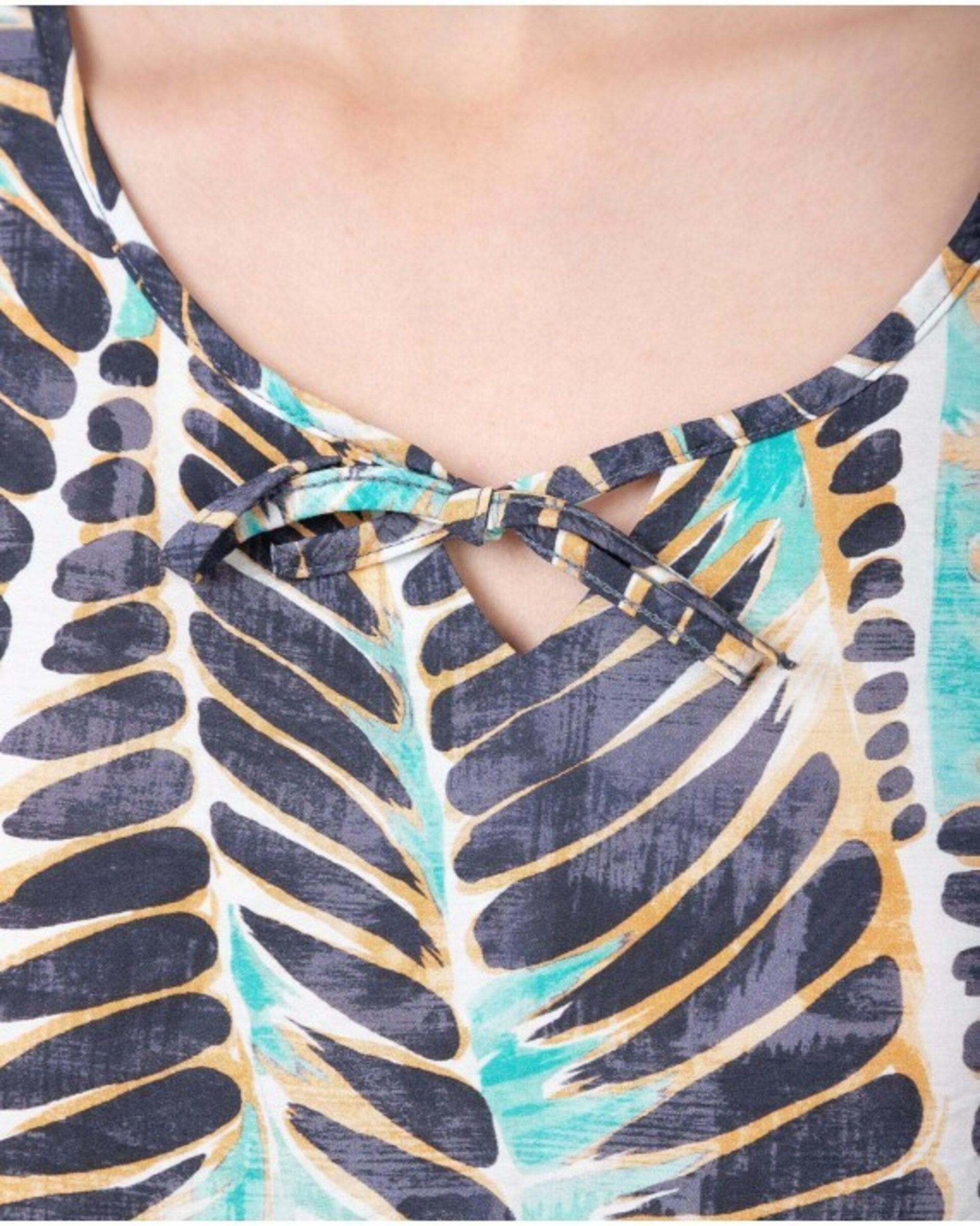 PLAYERA CORTA DE MUJER DE MANGA CORTA CAÍDA CON CUELLO PICO - 4