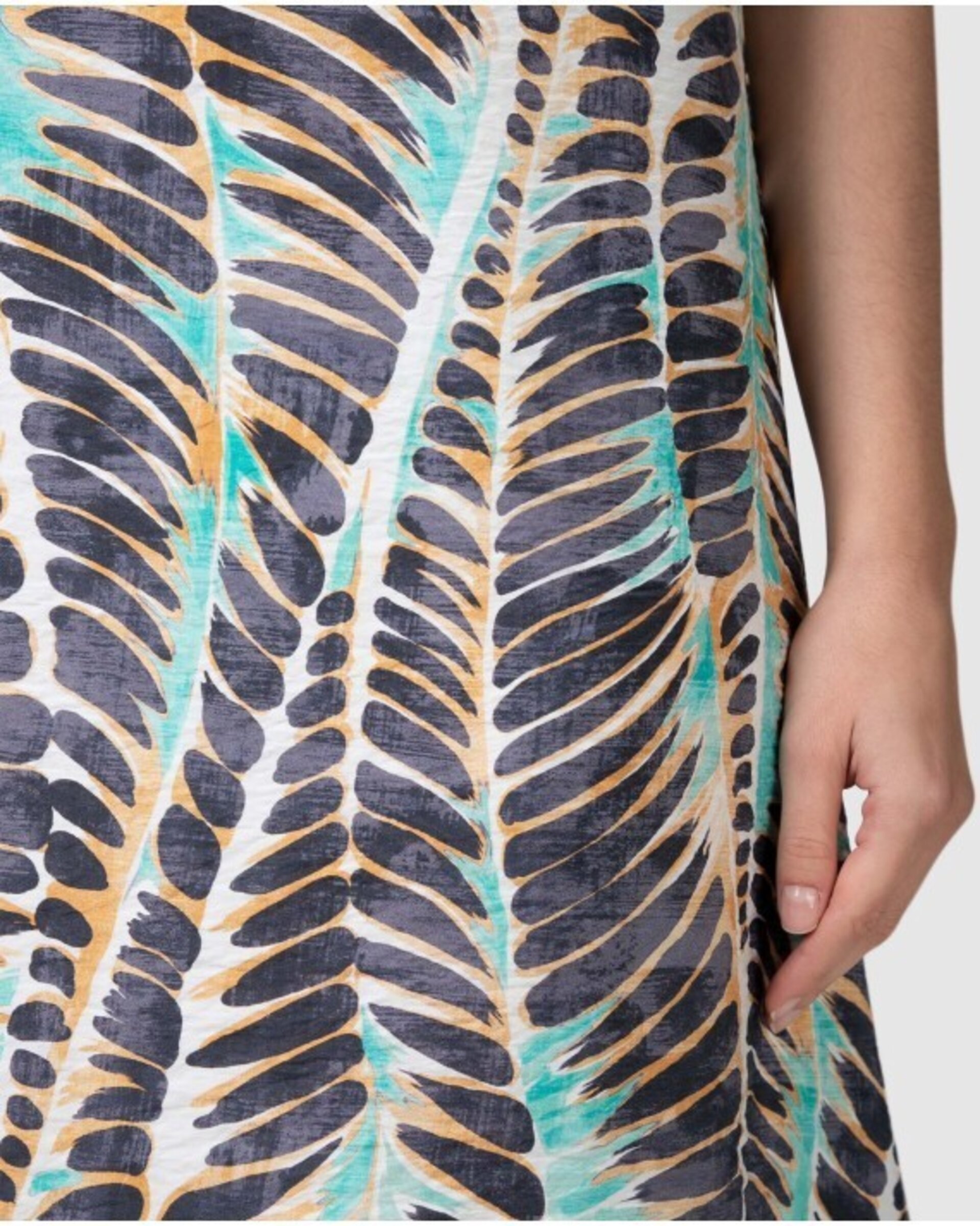 PLAYERA CORTA DE MUJER DE MANGA CORTA CAÍDA CON CUELLO PICO - 3